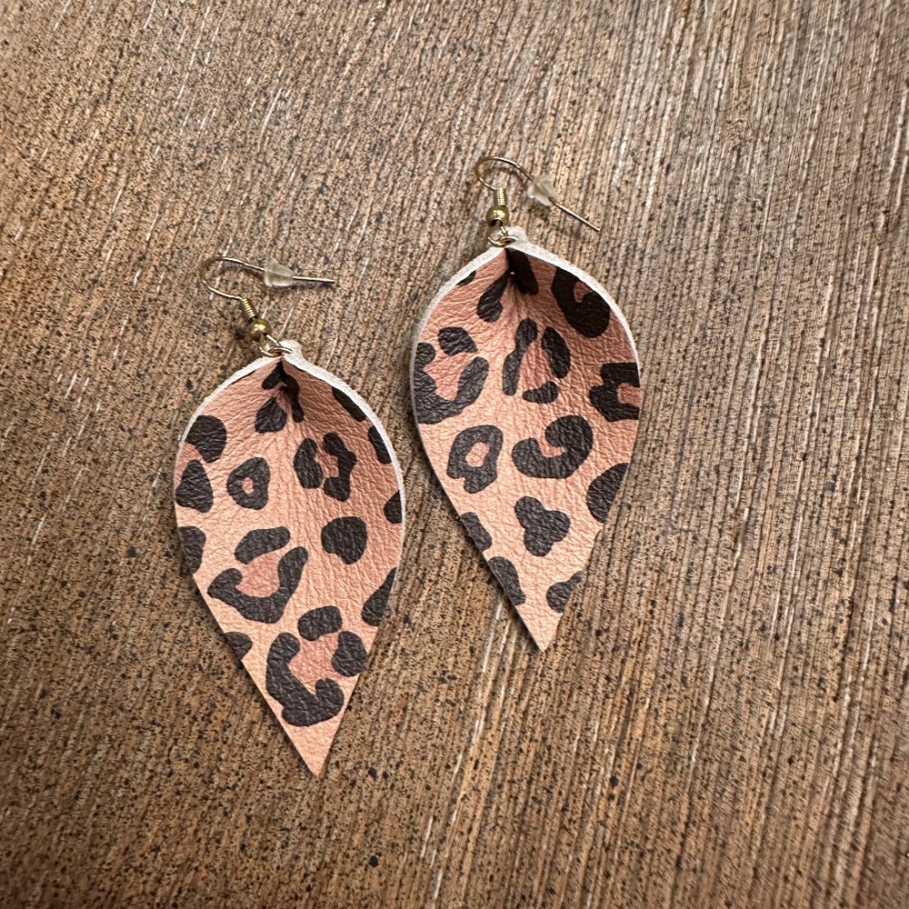Leather earring with leopard print